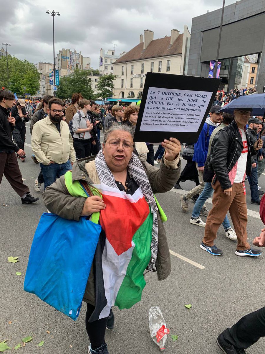 Frontieresmedia's tweet photo. « Le 7 octobre, c’est Israël qui a tué les juifs de gauche pas le Hamas qui n’avait ni char ni hélicoptère » : panneau brandi par une sympathisante du Front Populaire lors de la manifestation anti-RN à Paris. https://t.co/29vxvX6jVo