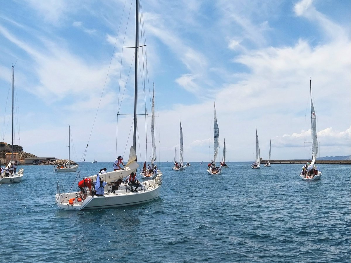 GEcolocitoyen's tweet image. ⛵️⛵️Avec @Menchon_Herve pour encourager les 12 equipes qui participent à la 3e #régate des minots organisée par @ucpa.  Cette compétition participe à démocratiser l'accès à la voile aux minots des quartiers populaires de #Marseille
