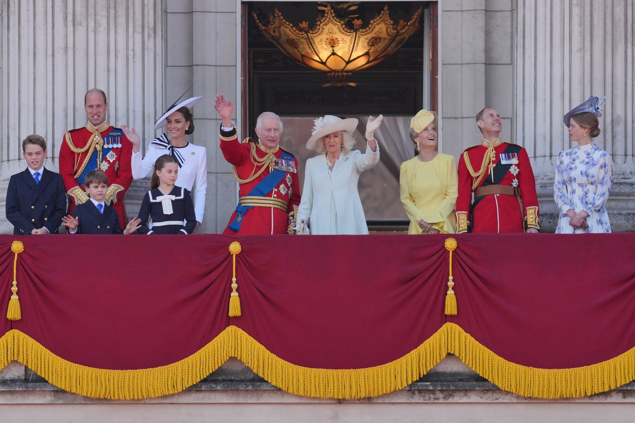 Família real na sacada do Palácio de Buckingham em Londres