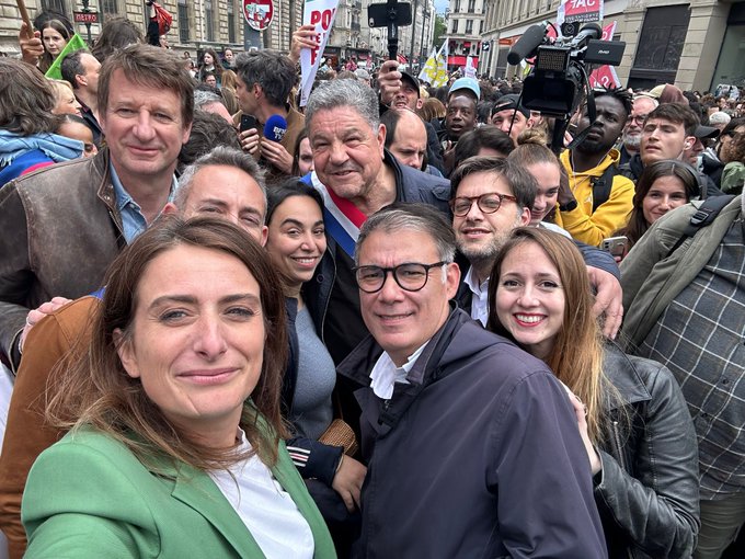 LunairePierre3's tweet photo. 🔴Le mot d'ordre : Mélenchon-nous dans la joie !!🫠🍿
#FrontContreFront
#DesPotesÉclairés https://t.co/dY1GlCpXtC
