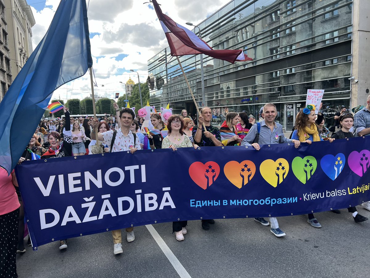 KrievuBalss's tweet image. ❤️🧡💛💚💙💜

Šodien jau trešo reizi piedalāmies ar savu grupu @RigaPride gājienā! Mēs iestājamies par brīvību, iekļaujošu sabiedrību un vienotību dažādībā! 🌈