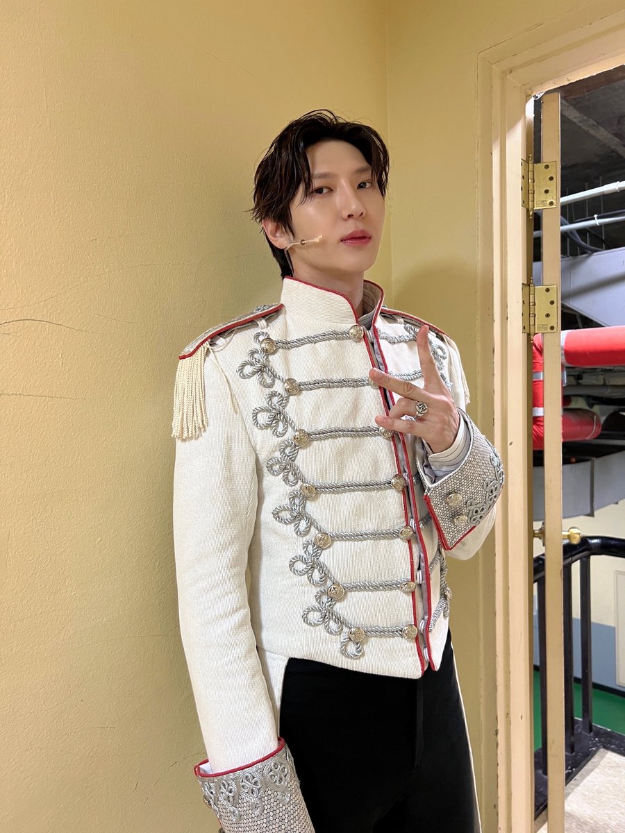 OfficialJTW_LEO's tweet photo. [#JUNGTAEKWOON]

택나톨과 함께한 잊지 못할 3개월🕺
웃고 즐겨주신 관객 여러분 모두 감사합니다.

아나톨은 핫해
정택운은 더 핫해🫶🏻

#정택운 #레오 #LEO 
#뮤지컬 #그레이트코멧
#아나톨 #택나톨 #굿바이택나톨 https://t.co/kThjEY4Z1g