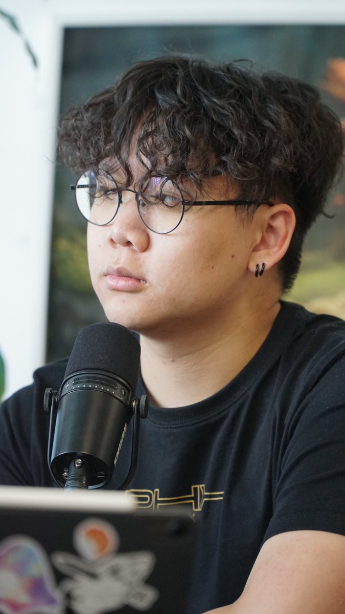 Retour en image sur le #SwissClash de cette année. C'est rare pour moi de me retrouver devant la caméra et non de l'autre côté et il faut dire que ça fait bizarre hahaha😅
Crédit photo : <a href="/Ash_ievement/">Ash</a> <a href="/DrauwyL/">Drauwy</a> <a href="/Slytzz/">:33</a> @FBX_Mara et Vincent sans X