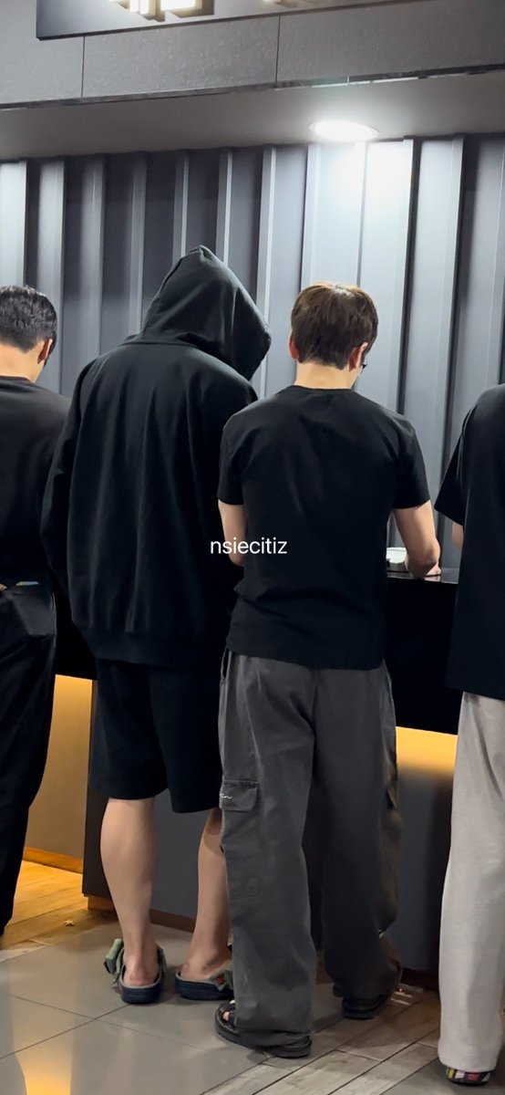 nsiecitiz's tweet photo. ㄹㅈㄷ 오늘 영화보고 나갈때 제베원 봄… 
정말 엘리베이터 열자마자마 매튜님.. 얼굴에 빛이 나옴… 진짜 연예인은 연예인이다.. 너무 잘생기셨고 너무 착해
( 제로즈친구찍는사진공유할게요… #제베원 #석매튜 #박건욱 https://t.co/FKttzPUpdO