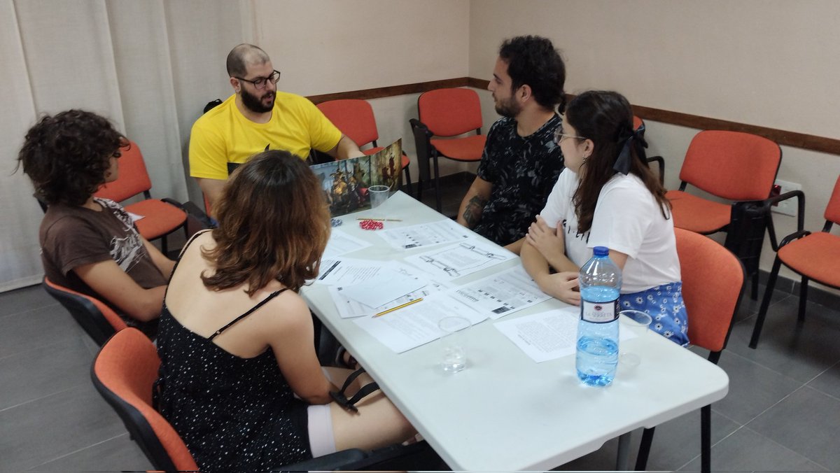GremioJuglares's tweet photo. ¿Qué hemos tenido esta mañana en la #arcanavaca24
- 'Brindlewood Bay' @TheHillsPress
- 'Ocho Lanzas' @Shadowlandsed
- 'D&D 5ª'
- 'Hyperborea'
- 'La Marca del Este' @LaMarcadelEste
- 'Labirynth Lord' @Nosolorol
#followthecow🐄 #Caravaca https://t.co/XFBJ4Snbld