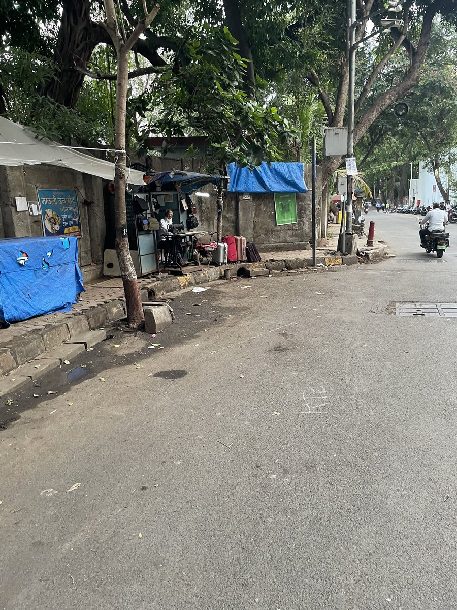 itsvishals's tweet photo. @MTPHereToHelp  harassment to citizens and false charges levied by Mumbai RTO Kandivali West. Making the citizen pay ₹972 for parking in a valid zone where there is no sign for no parking. Staff threatening to hold car overnight when asked for an explaination. https://t.co/xuSNIp7o5q