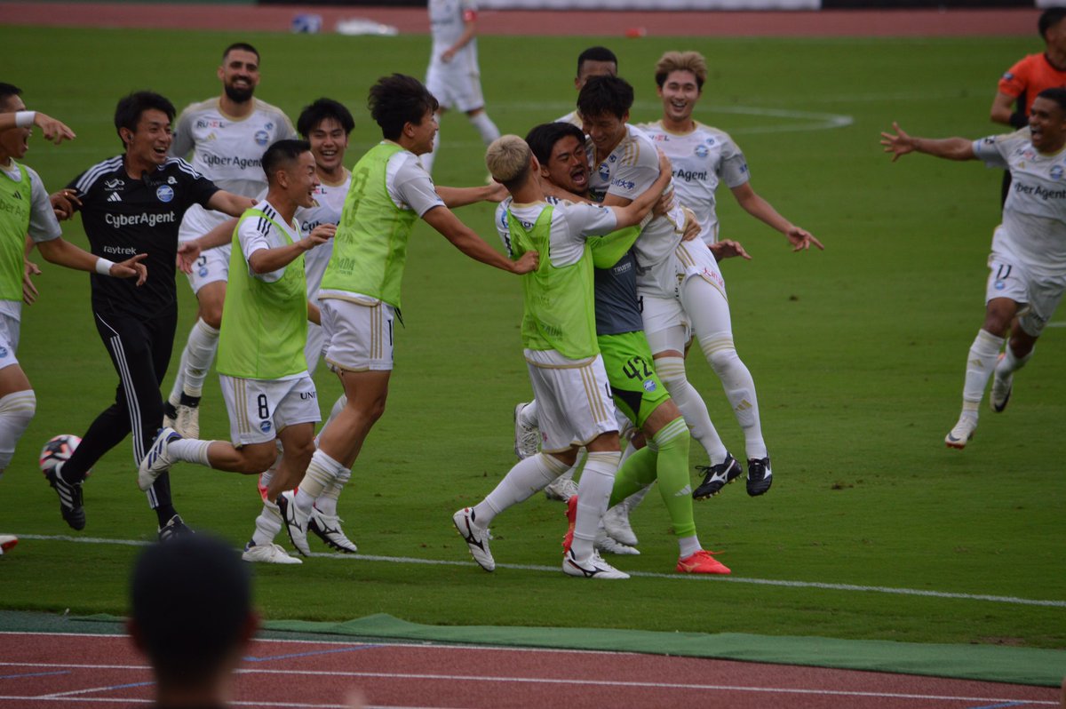 satoi0803's tweet photo. 私がスタジアムへ足を運ぶのはこの瞬間を共有したいからなんだよなあ、 #町田ゼルビア #zelvia https://t.co/JuICrQs9nL