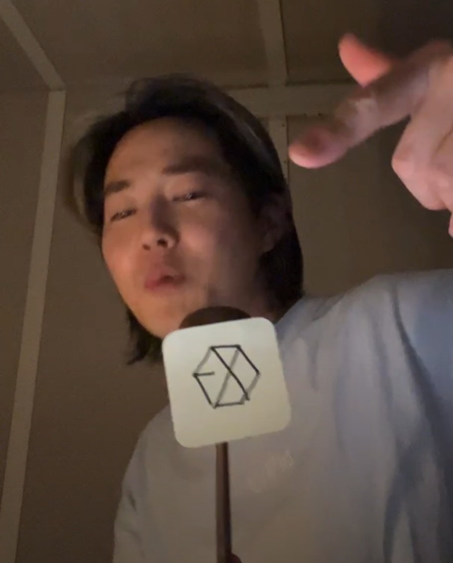 지난번 호수 OXE 응원봉에서 EXO 된거 개웃김