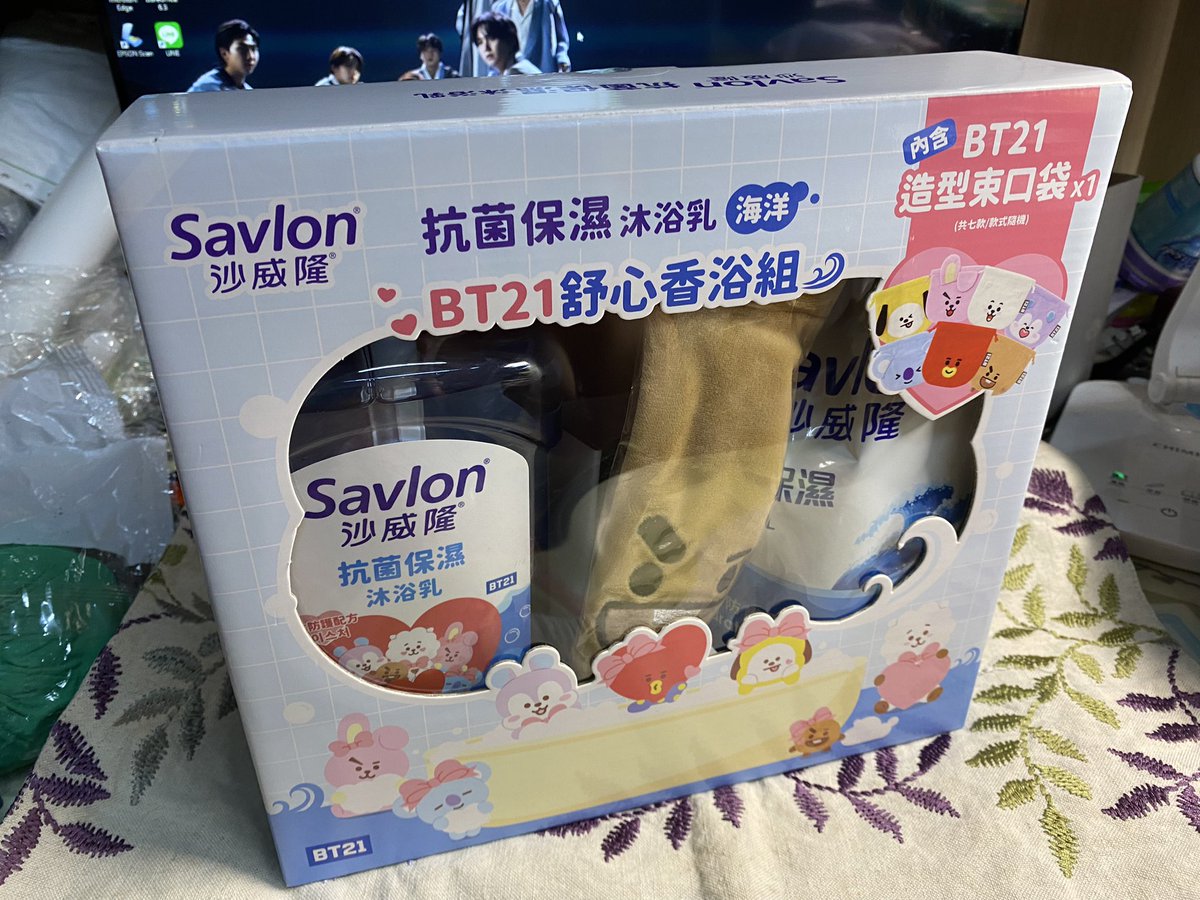 o49Ded3P4aaNa67's tweet photo. 路過康是美看到熟悉的小可愛，就帶回家了。可以裝娃娃或化妝品很實用的束口袋，雖然Shooky的眉毛好像有繡戴白毛？但還是好可愛。💜🥰
#Savlon #沙威隆 #UNIVERSTAR #BT21 #Shooky https://t.co/I1EnAOJTCA