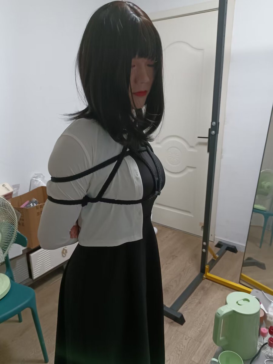 xmm2805's tweet photo. 久违的露出，5cm超大口球+郊狼，忍受电击的痛苦，不远处的路人只能听见微��的奇怪呻吟
 #男娘 #捆绑 #露出 https://t.co/9zV7iMztCs