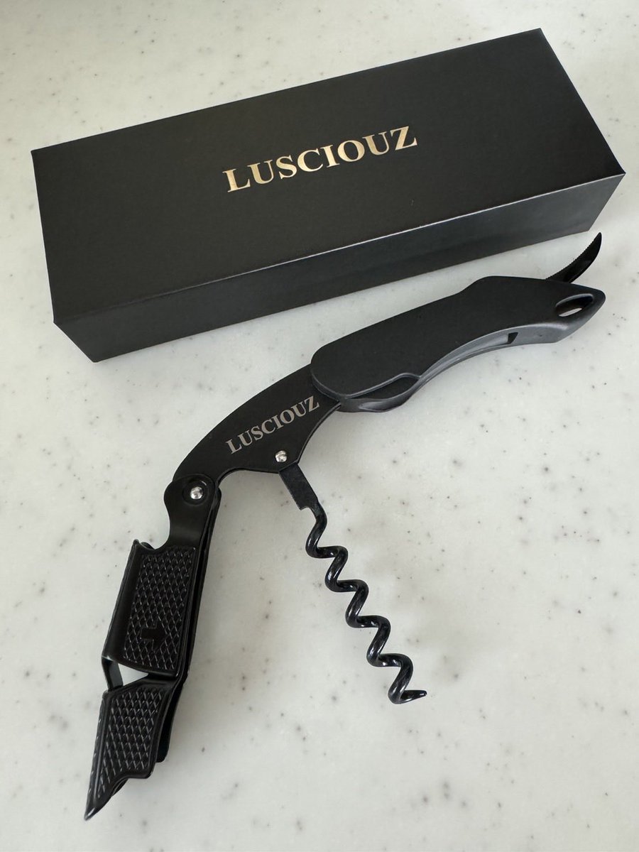 ソムリエナイフはルーシャズ❗️本日誕生日の私に嫁さんからのプレゼントです‼️小指で回せるとのことでしたが、確かに回せました‼️ちょっと感激🤩日々の抜栓が楽しみに❗️
ありがと嬉し‼️
#ルーシャズ　#ソムリエナイフ