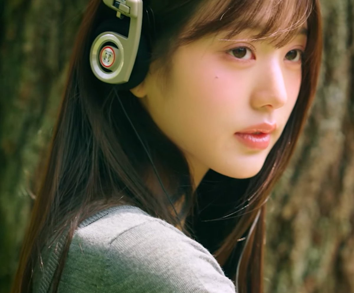 wonyoungisasi's tweet image. #cherriolus satunya dengerin my chemical romance, satunya lagi dengerin ariana grande