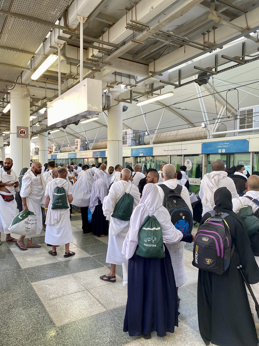 _AS0s's tweet image. نحمدالله الذي أعطانا فرصة خدمة حجاج بيته المكرم، واللهم أجب لنا دعاءنا في يوم عرفة وتقبل منا صالح الأعمال 💙💙.