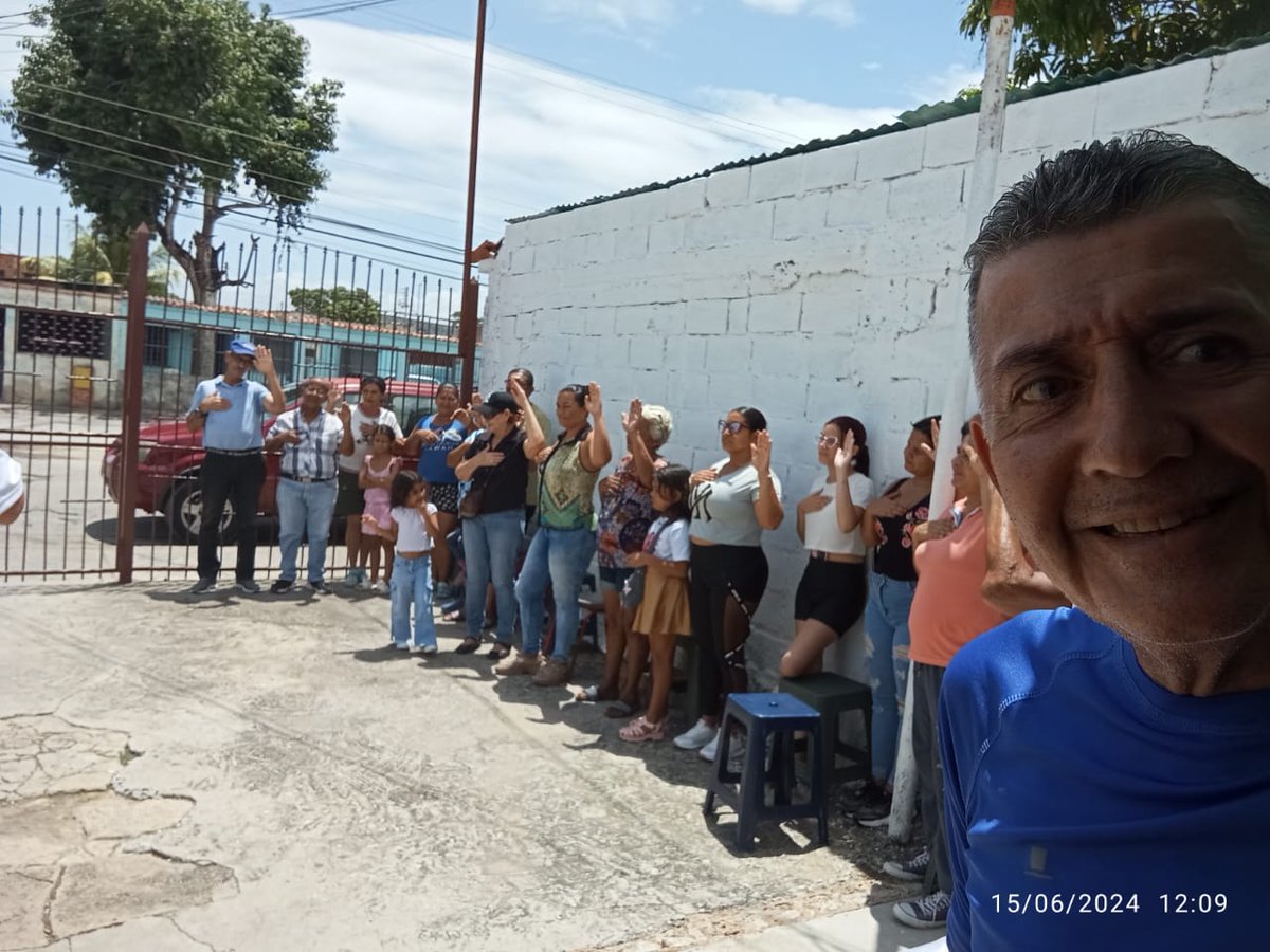 Sábado 15/06 Juramentación de Comanditos con EDMUNDO GONZALEZ caseríos Unión y Cascabel en la Zona Rural de Los Guayos , Sector Vivienda Popular Los Guayos , junto al CEM Los Guayos AD Resistencia y la plataforma Unitaria. EDMUNDO PARA TODO EL MUNDO.