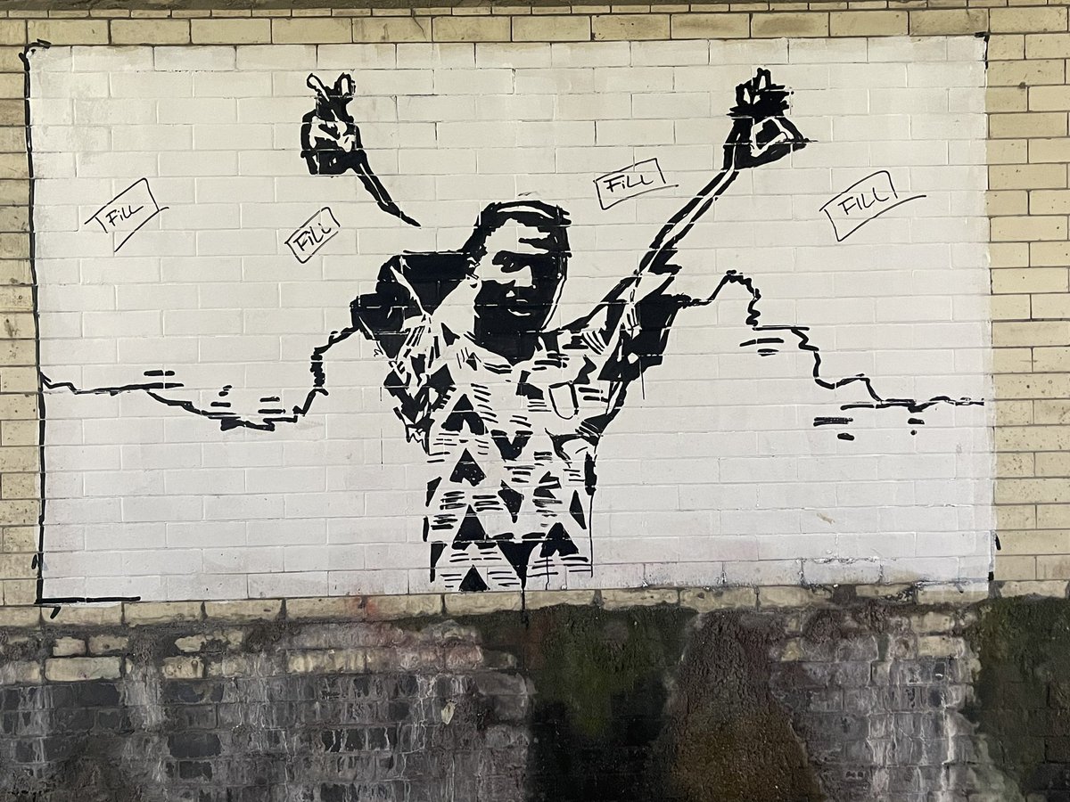 Does anyone hear The Emirates have a tin of matte black paint I can buy/borrow/have tonight? I’ve only  went and bought myself a lovely new tin… of matte grey paint, but I’ve opened it now and anyway the shops are all shut… Please help. It’s for a very good cause! ♥️🤍 #Arsenal