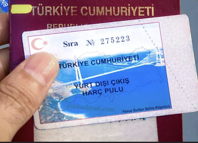 Yurt Dışına Çıkış Harcı Sorunumuz

Yurt dışına çıkış harçlarının 1.500 TL’ye çıkarılması haberi düşünce, yurt dışına giden veya gitmeye heveslenen hemen herkesin gündeminde olan ama zaman zaman su yüzüne çıkan tartışma yeniden alevlendi: Bu har(a)cı neden ödüyoruz?

Bu konuda