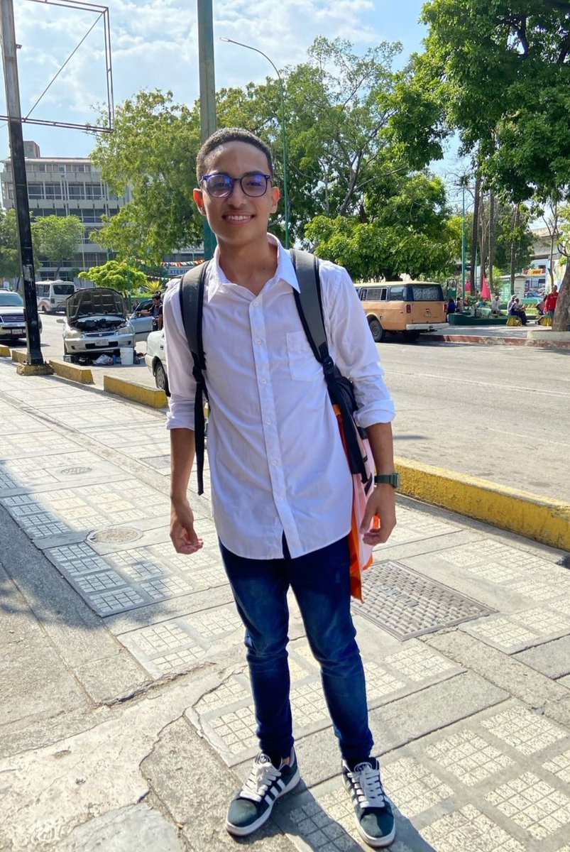 genesisgsuarez_'s tweet photo. Jeancarlos Rivas, un joven venezolano de SOLO 19 AÑOS. Un chamo que como tú y como yo, lucha por una Venezuela libre.

Hoy está secuestrado por el régimen de Maduro.

Duele tanto.
Basta de persecución por razones políticas.
Esto tiene que parar ya.
Hay que salir de esta tiranía. https://t.co/hJ1OdHM5ml