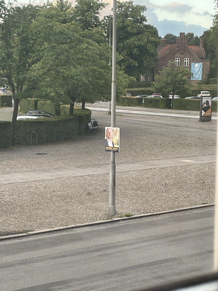 Hvornår skal vaægplakaterne egentlig senest være pillet ned? Det er mere for at vide, hvor længe jeg skal fortsætte med at have Hr Dahl til at lure udenfor mit vindue👀