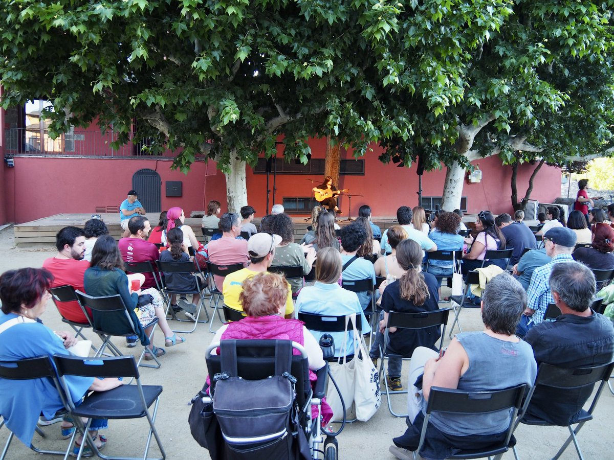 RadioSeu's tweet photo. #EnImatges #LaSeu ha estat l'escenari del festival @artapinyo, una ruta en bicicleta per diferents indrets de la ciutat amb diverses parades artístiques. Hi han actuat Andrea Zayas, Emma Villavecchia, Ubaldo, Agustí Margarit i Mar Pujol. 
📸@RadioSeu / Art a Pinyó https://t.co/oskYqWT1he