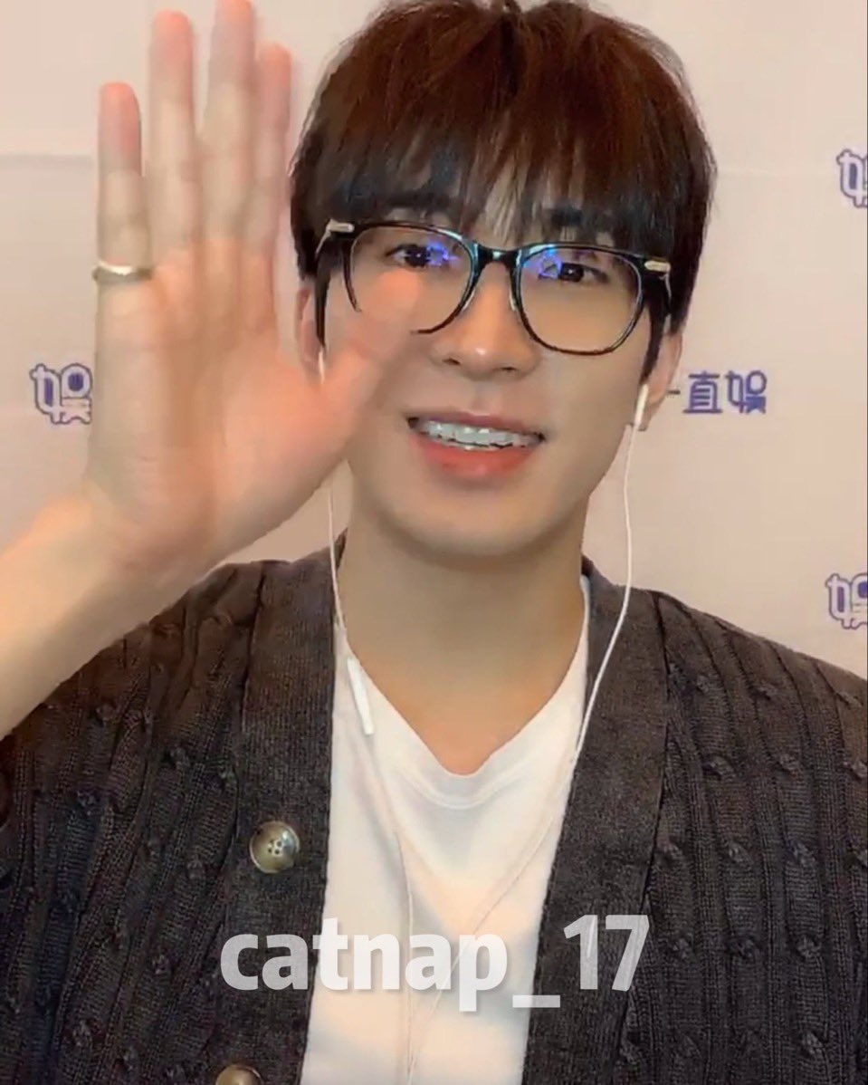 240615 이즈위
밝게 인사하는 워누가 최고야 귀야운 고양이👏👏👏
#원우 #WONWOO #Seventeen #세븐틴