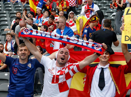 😂😂Ojo a la pancarta de un aficionado España - Croacia EURO 2024|   

Uno de los aficionados de la selección española fue al partido con una pancarta en la que se leía lo siguiente:  

🔴🟡"Lamine, te cambio tu camiseta por los apuntes de mates".