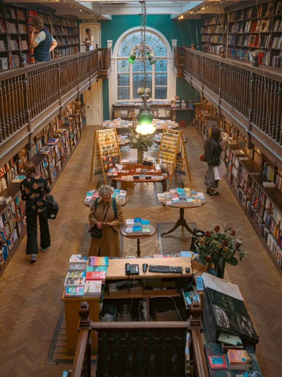 CngrCangr's tweet image. This bookstore, founded in 1912, 
is full of classic nostalgic Edwardian style. 
It feels like time has slowed down when you enter. 
The bookstore has two floors, and the collection of books is amazing