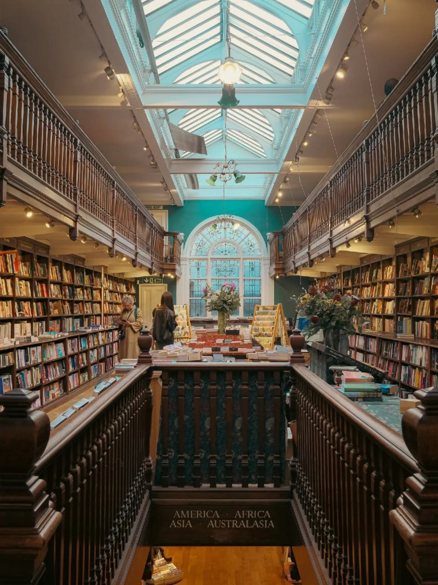 CngrCangr's tweet image. This bookstore, founded in 1912, 
is full of classic nostalgic Edwardian style. 
It feels like time has slowed down when you enter. 
The bookstore has two floors, and the collection of books is amazing