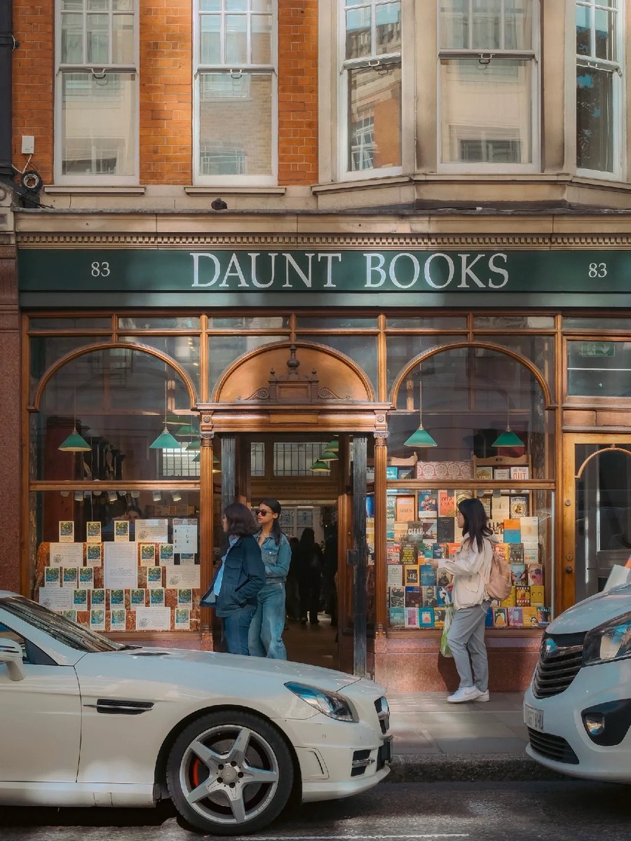 CngrCangr's tweet image. This bookstore, founded in 1912, 
is full of classic nostalgic Edwardian style. 
It feels like time has slowed down when you enter. 
The bookstore has two floors, and the collection of books is amazing