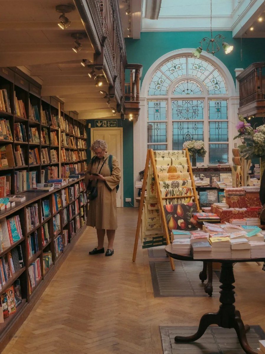 CngrCangr's tweet image. This bookstore, founded in 1912, 
is full of classic nostalgic Edwardian style. 
It feels like time has slowed down when you enter. 
The bookstore has two floors, and the collection of books is amazing