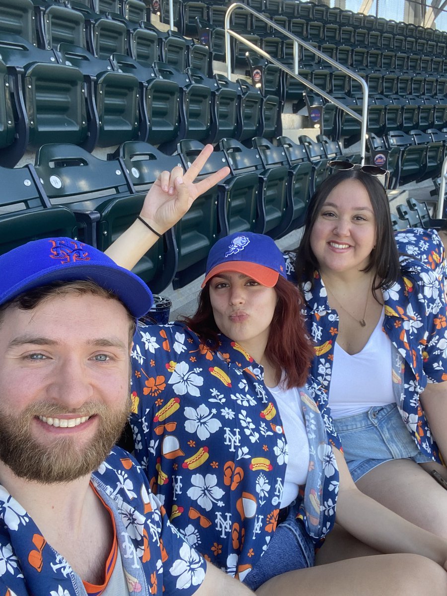 heyitsemilyc's tweet image. OOTD WITH THE NEW DRIP 🌭⚾️🧢 #metspregame