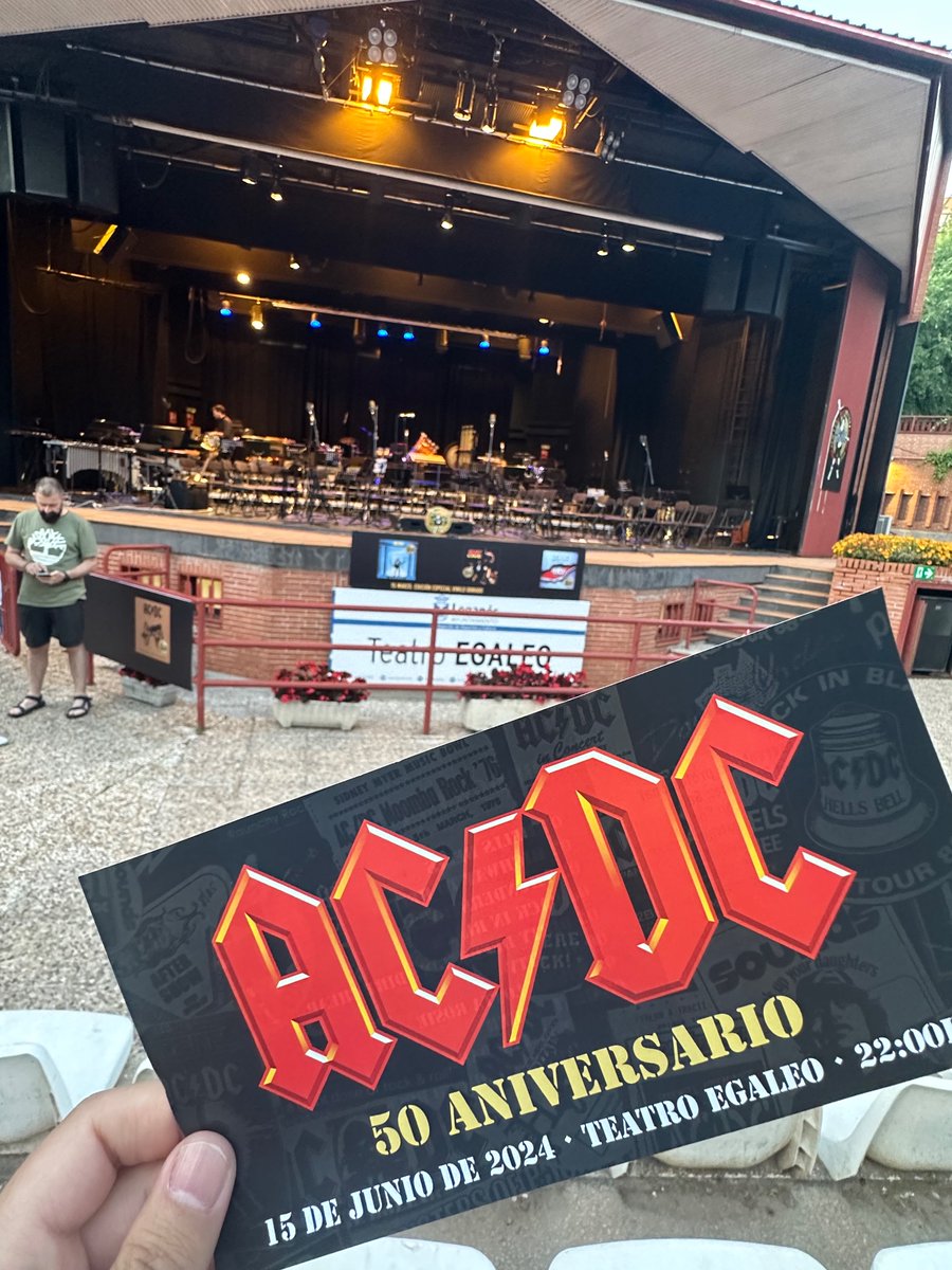 CarlosULEG's tweet photo. A punto de arrancar un eventazo en el Egaleo de Leganés. Un homenaje a la legendaria banda AC/DC de manos de la Escuela Conservatorio Manuel Rodríguez Sales. Esta ciudad cada día mola más. Es un hecho ;-) https://t.co/sACHzWhVYs