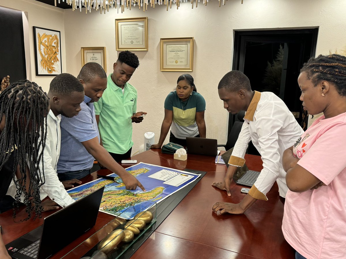 claudejoseph03's tweet photo. Mouvman Fanm EDE [@fanm_ede ], Mouvman Jenès EDE [@Jenes_ede ], Mouvman Etidyan EDE [@EtidyanEde ] en route vers le Nord d’Haïti. Des jeunes motivés pour construire une Haïti à la dimension de son histoire! https://t.co/oZoGgZNr1D