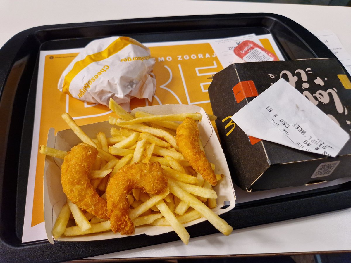 OokamiPaw's tweet photo. Was with mr. @MaverickTheHusk 🍨 🙌 at #retromarket. I spent so much money today on retro games n stuff ,,this hurts Ookami tho 🥲 but it was worth it, got some good stuff 🙌 🤓. At McD now, i is hungry 🧃🧃🧃 #RačunalniškiMuzej https://t.co/Ulb8CFOWhD