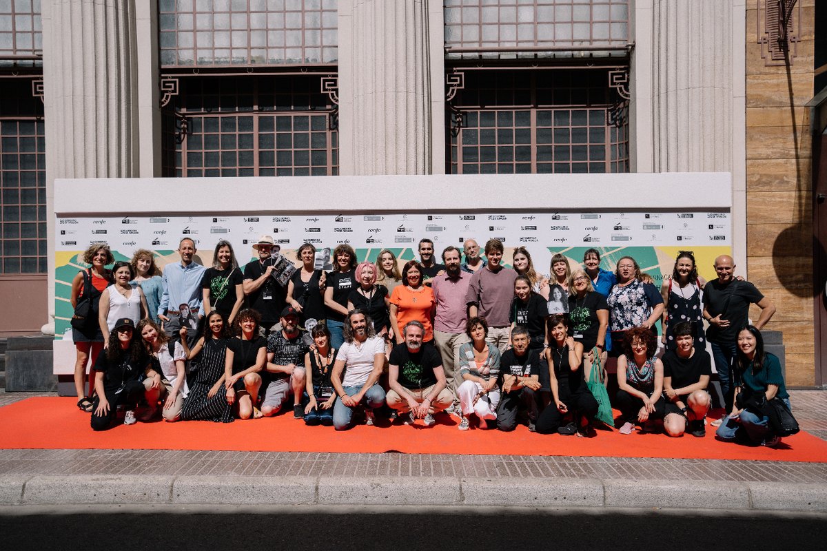 Aquí estamos, el equipo que ha estado detrás del #52HIFF durante todos estos días: UN EQUIPAZO🎬 Gracias a tod@s y a l@s voluntari@s que nos han ayudado tanto. ¡No podríamos haberlo hecho sin vosotros! 👏🏼