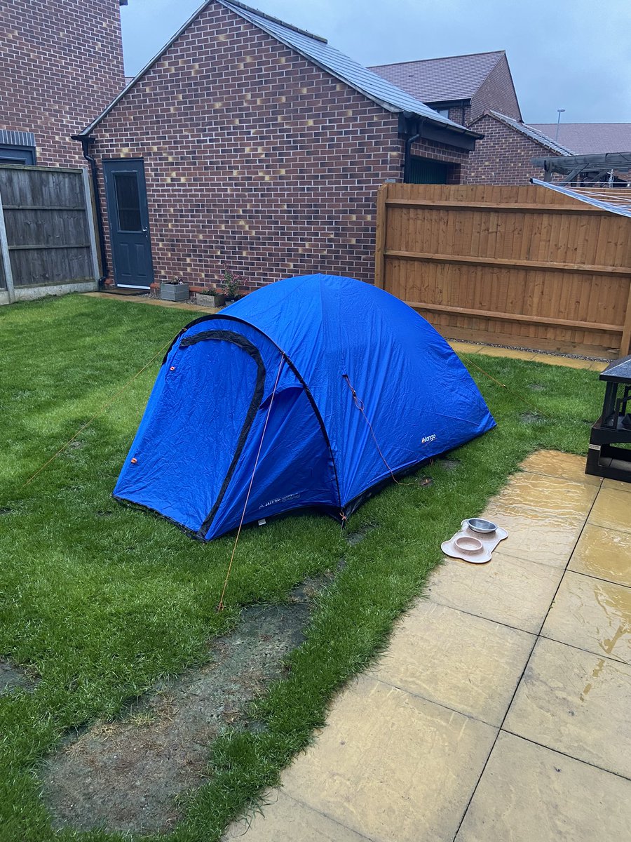 S22LVR's tweet image. This afternoon &amp;amp; Tonight … not sure about this 🤣🤦🏻‍♂️ 🌧️
#Britain