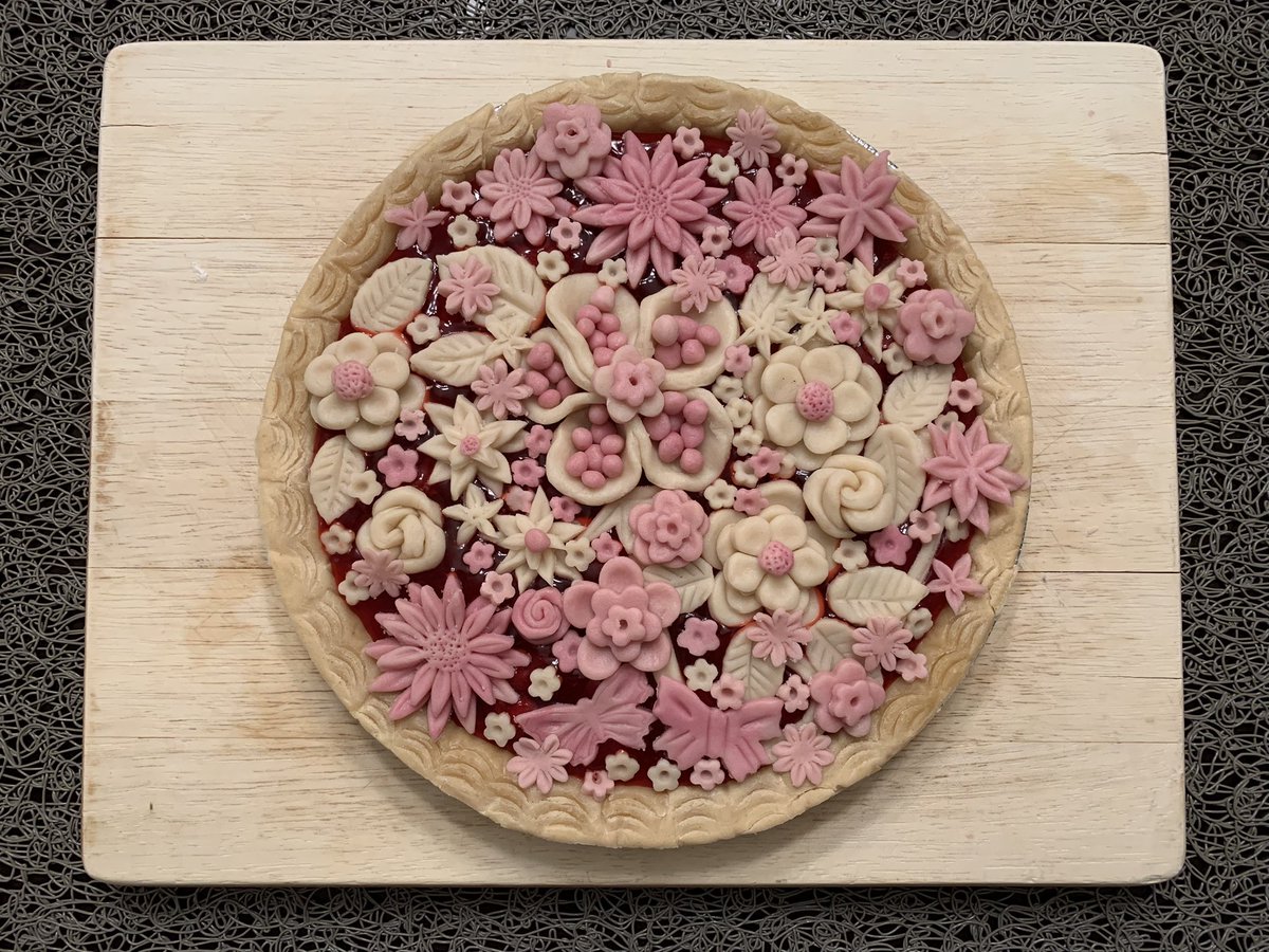 Made a pie for a birthday this weekend. First time experimenting with food coloring. 😍🥧