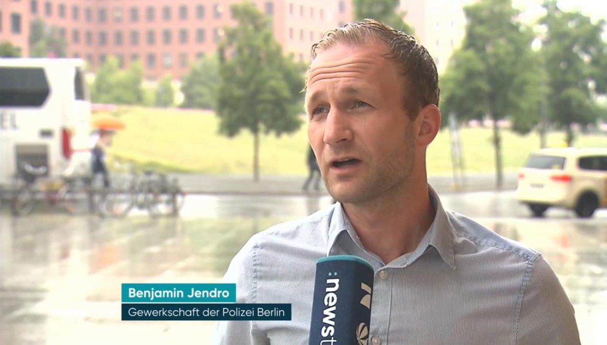 „War klar, dass nach so grauenhaften Taten wie in Mannheim große Versprechen und Ankündigungen aus der Politik kommen. Messerverbotszonen können gegen Jugendgangs helfen, gegen Terroristen nicht. Wenn wir kein Personal haben, um diese zu kontrollieren…“ prosieben.de/serien/newstim…