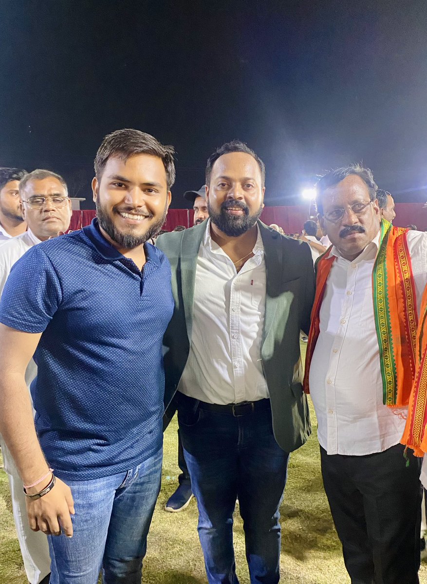 vaib_vy's tweet photo. दुर्ग शहर के लोकप्रिय विधायक बड़े भैया श्री गजेंद्र यादव  जी के जन्मदिवस के अवसर पर सौजन्य भेंट कर शुभकामनाएँ प्रेषित किया….

Happy Birthday Bhaiya!! https://t.co/I4RECznFMY