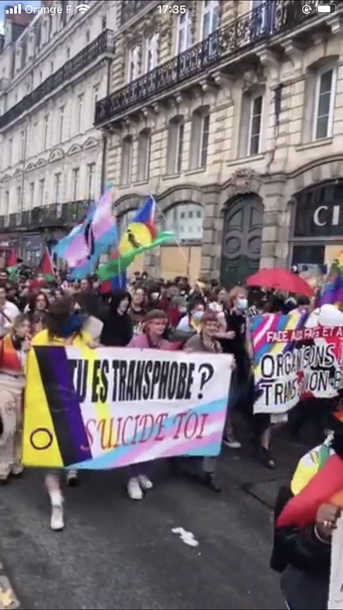 Appel au meurtre des policiers.
Appel au suicide des « transphobes ».

L’extrême-gauche dans la rue, c’est ça à chaque fois. Ils veulent la mort de leurs opposants. Ne nous habituons pas.