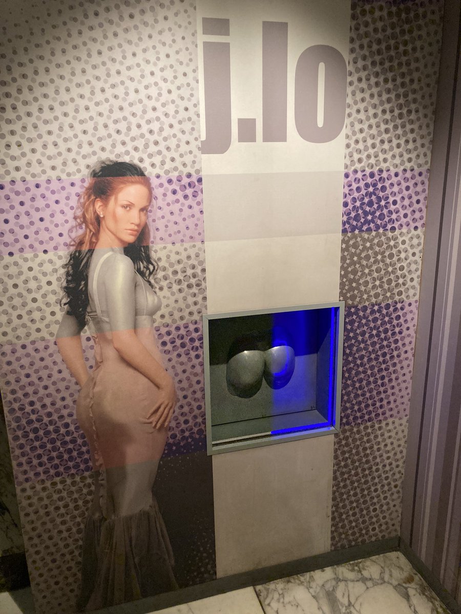 Alle #metoo ten spijt. <a href="/TussaudsAms/">Madame Tussauds AMS</a> vindt het het nog wel lollig om de billen van J-Lo in de aanbieding te gooien… Erg benieuwd naar jullie overweging en of in <a href="/MadameTussauds/">Madame Tussauds London</a> in Londen of <a href="/TussaudsUSA/">Madame Tussauds USA</a> ook een dergelijke ervaring te vinden is.