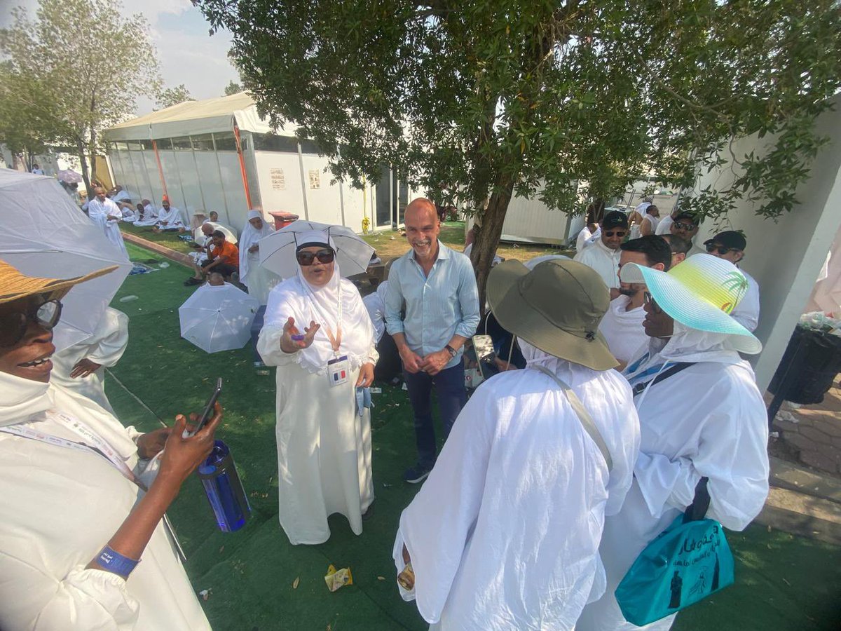 NEHAD___M's tweet image. Déplacement sur le mont Arafat à la rencontre de nos compatriotes venus nombreux pour accomplir le rituel du Hadj. Ravi de constater l’organisation parfaite  ainsi que la satisfaction de nos ressortissants. Mes remerciements aux autorités 🇸🇦. 
#hadj