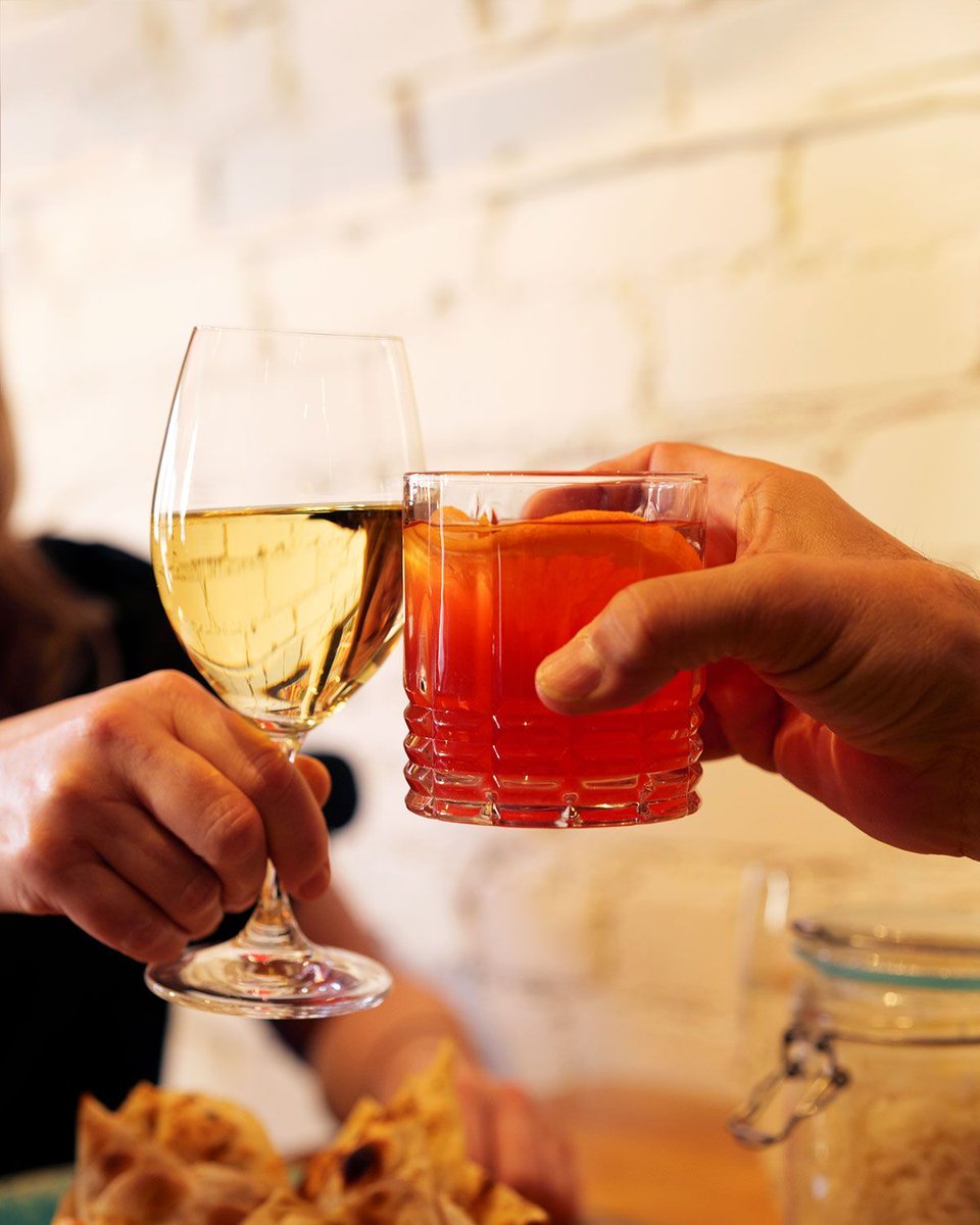 Cheers to the weekend! 🍻 

#torontorestaurants #toronto #torontolife #stclairwest #foresthilltoronto #torontofood #torontofoodie #tastetoronto #blogto #yyzfoodies #yyzeats #cocktails #weekendvibes