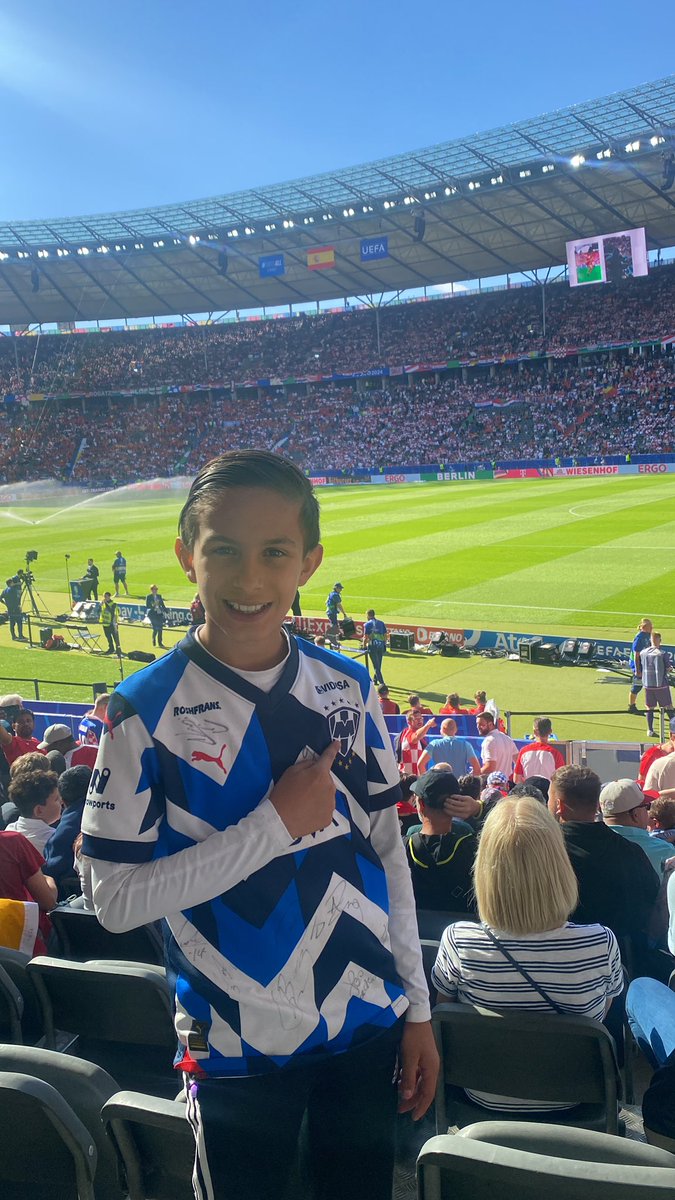 romeocasso's tweet photo. Apoyando a #laroja @SergioCanales 
#rayados https://t.co/nUEshhmRAR