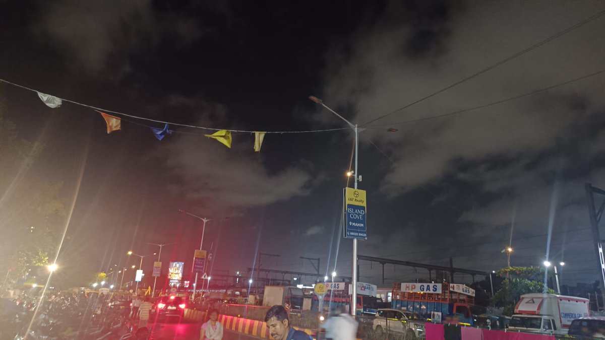 ShofyaanS's tweet photo. No streetlight r working from past 3 days at senapati bapat Marg opp vrindavan society se mahim mahim west Naya nagar pole no SBE/9 it can be dangerous for pedestrians @mybmcWardGN @myBESTElectric @RoadsOfMumbai @CPMumbaiPolice @ShivSenaUBT_ @mumbaimirror @aajtak @mieknathshinde https://t.co/5uKDqO9pxK