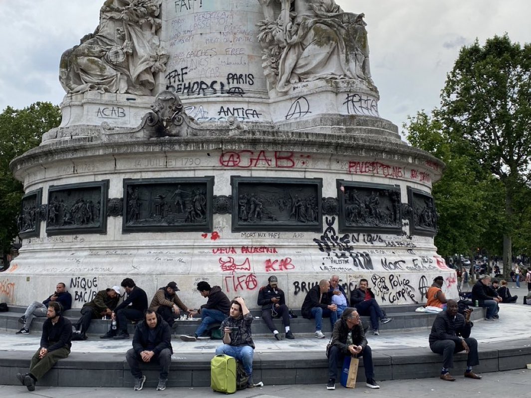 Les fils-à-papa petits bourgeois se sont défoulés.
Les techniciens de la ville nettoieront derrière eux.
C’est la Nouvelle Lutte des Classes.