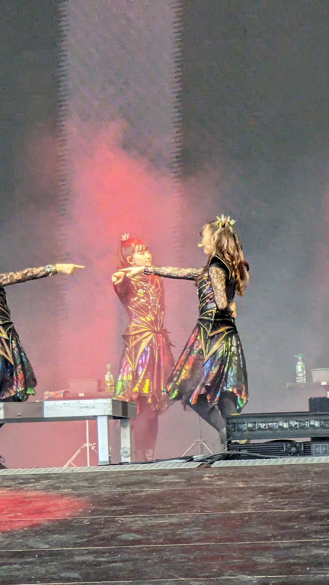 Well, that was one for the #BABYMETAL history books!

Started off ok, but as soon as BMD started the clouds turned black. Quite an apt atmosphere - but the downfall started. BM had to stop as Distortion started. Su looked SO PISSED OFF!! 😳 We could feel her frustration.