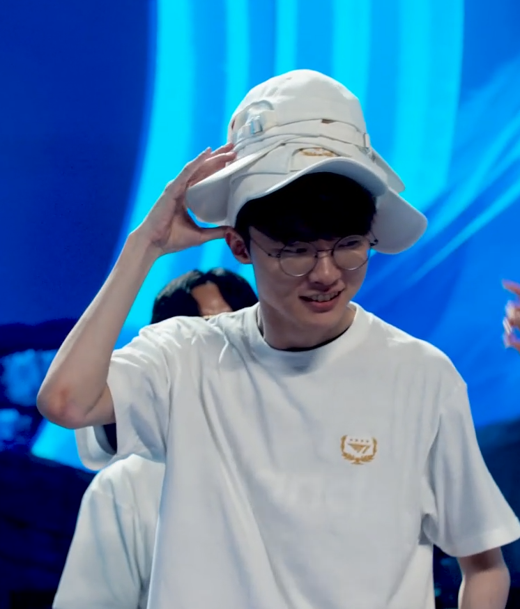 LEC's tweet photo. they're the same picture https://t.co/CIgzAQ57sy