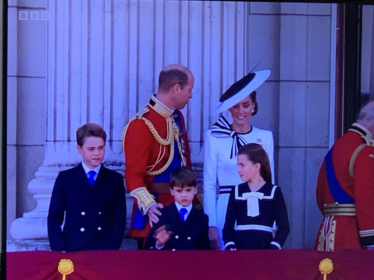 MontyCaffrey's tweet photo. @ShakeLS These live TV pictures are actual news of the day & show real royals serving the UK ๐ฌ๐ง They say everything reallyโฆ no Netflix, no spin & no invisible children #catherinethegreat #royalfamily #sussexgrifters #sussexshame #runharryrun https://t.co/i63ZYjN4w4