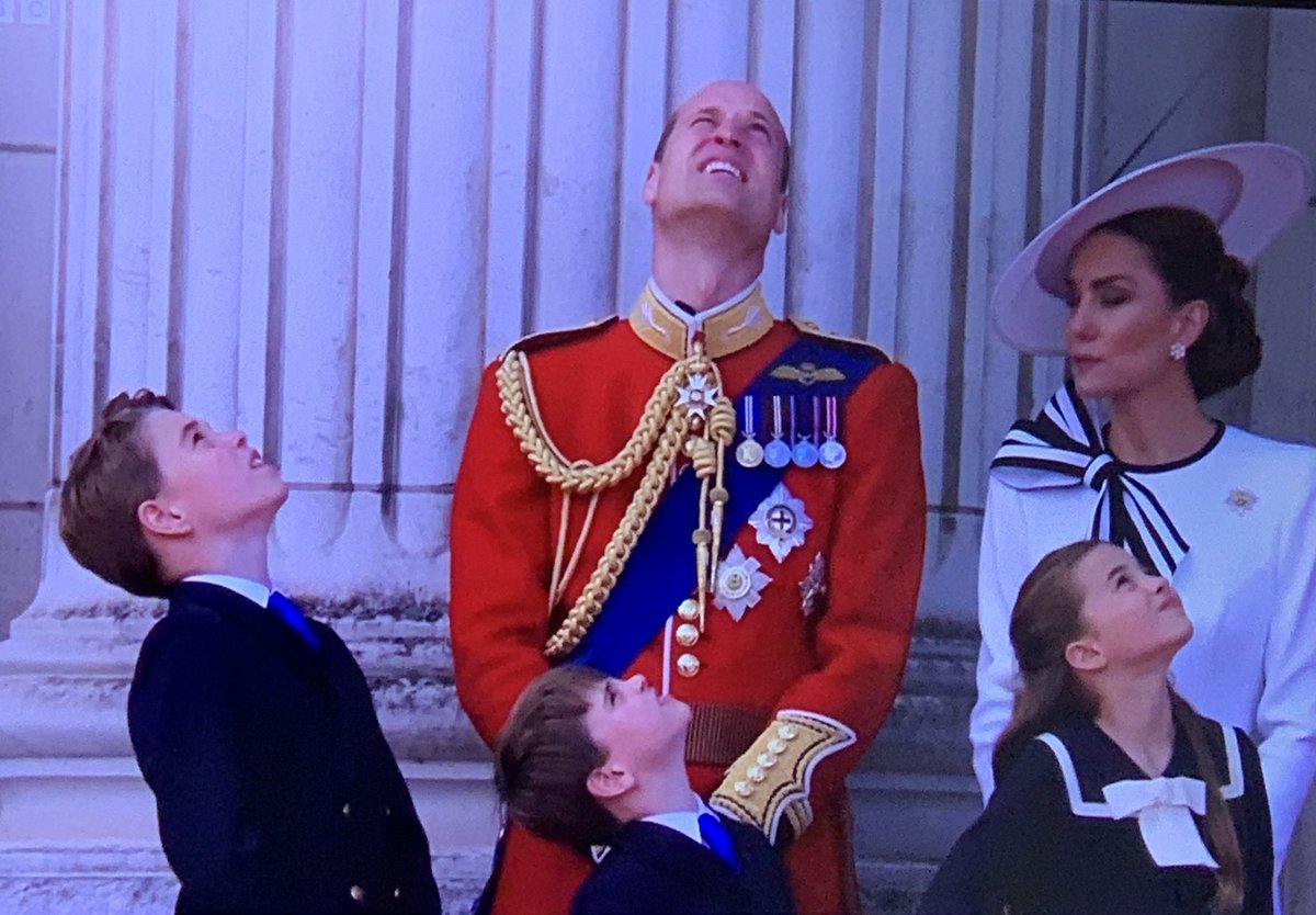 MontyCaffrey's tweet photo. @ShakeLS These live TV pictures are actual news of the day & show real royals serving the UK ๐ฌ๐ง They say everything reallyโฆ no Netflix, no spin & no invisible children #catherinethegreat #royalfamily #sussexgrifters #sussexshame #runharryrun https://t.co/i63ZYjN4w4
