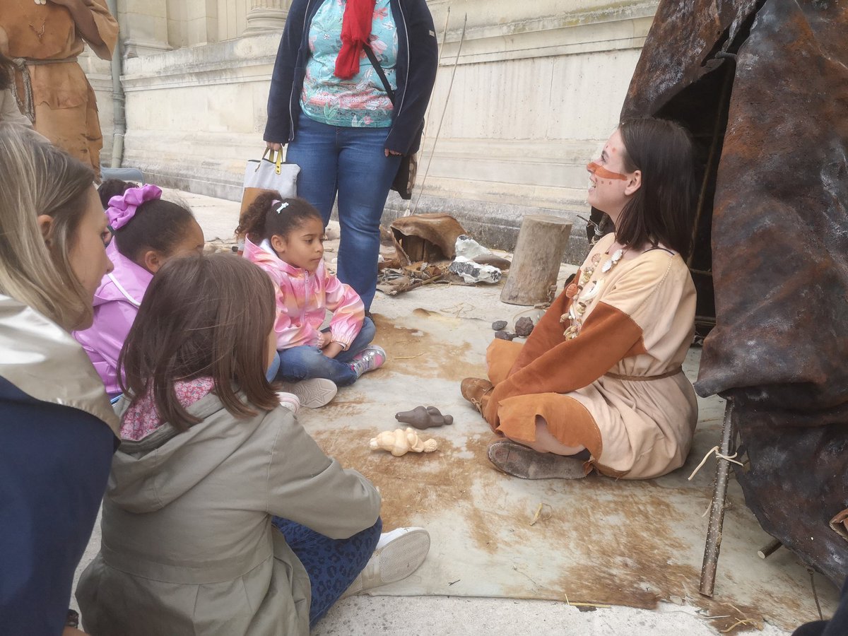 Journées européennes de l'archéologie au Musée de Picardie. Avec les équipes de <a href="/Samara_Parc/">Samara Parc Archéologique</a>  on taille le silex, on fait du feu et on raconte des contes de la Préhistoire. À voir aussi demain après midi. <a href="/AmiensMetropole/">Amiens Métropole - Ville d’Amiens</a>
